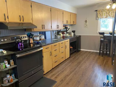 809 S Walnut St, Freeman, SD 57029 photo 9