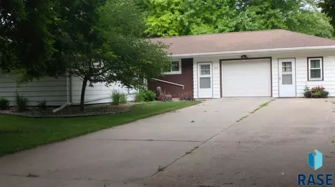 809 S Walnut St, Freeman, SD 57029 photo 2