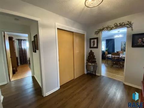 809 S Walnut St, Freeman, SD 57029 photo 4