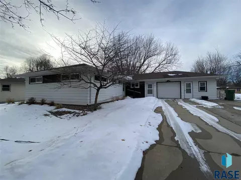 809 S Walnut St, Freeman, SD 57029 photo 1