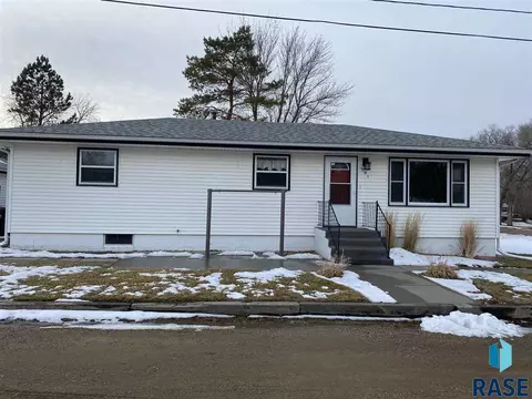 901 W Hanson Ave, Mitchell, SD 57301 photo 1