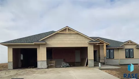 4020 N Interlachen Trl, Sioux Falls, SD 57107 photo 1