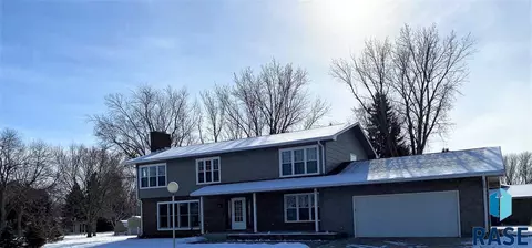 1010 Circle Dr, Mitchell, SD 57301 photo 1