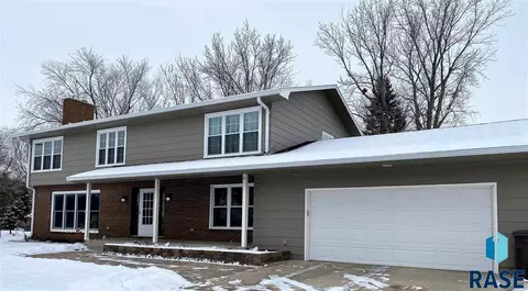 1010 Circle Dr, Mitchell, SD 57301 photo 3