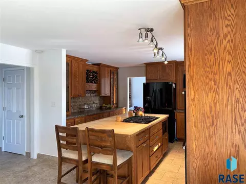 1010 Circle Dr, Mitchell, SD 57301 photo 16