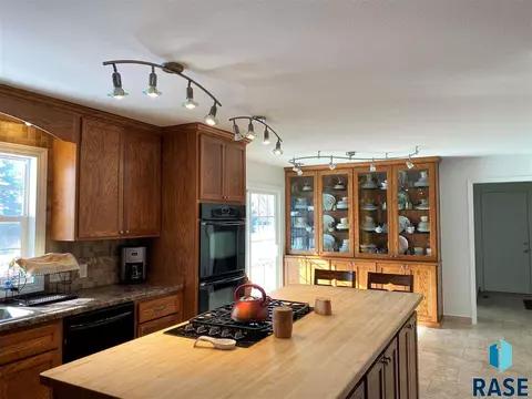 1010 Circle Dr, Mitchell, SD 57301 photo 17