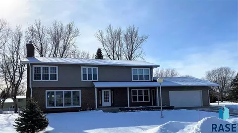 1010 Circle Dr, Mitchell, SD 57301 photo 2