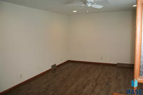 923 E 12th Ave, Mitchell, SD 57301 photo 13