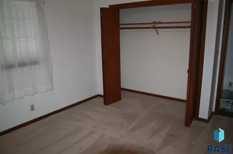 923 E 12th Ave, Mitchell, SD 57301 photo 2
