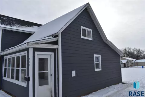 513 SE 4th St, Madison, SD 57042 photo 3