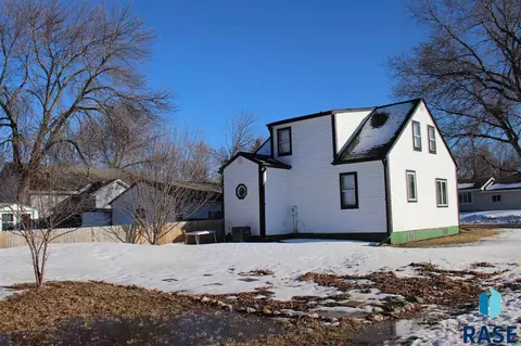 818 NW 3rd St, Madison, SD 57042 photo 5