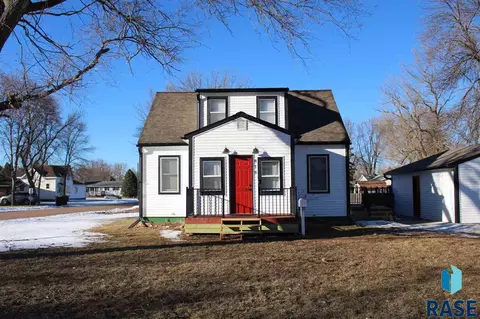 818 NW 3rd St, Madison, SD 57042 photo 1