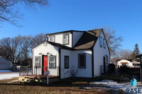 818 NW 3rd St, Madison, SD 57042 photo 2