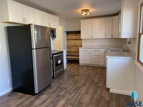 511 E 1st St, Freeman, SD 57029 photo 5