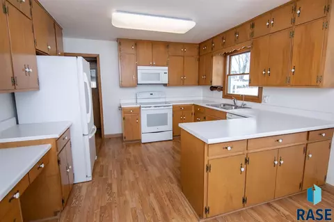 1108 E Beechnut St, Brandon, SD 57005 photo 4