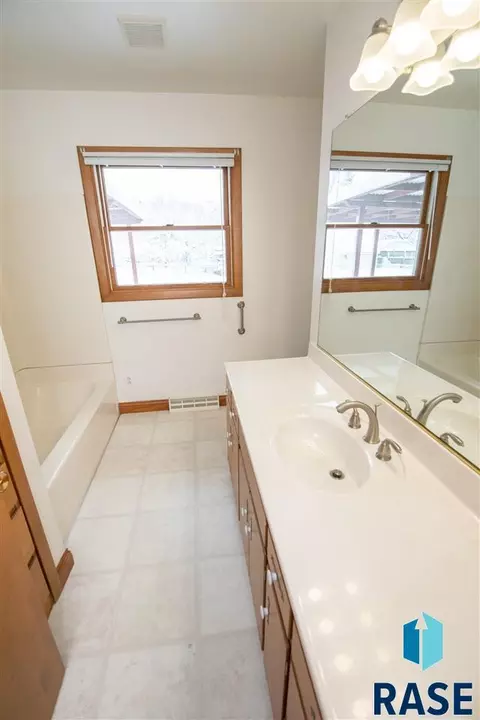 1108 E Beechnut St, Brandon, SD 57005 photo 11