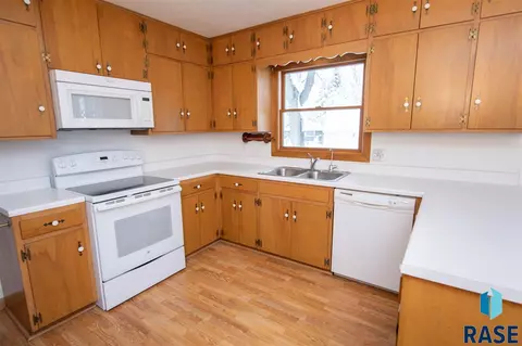 1108 E Beechnut St, Brandon, SD 57005 photo 5