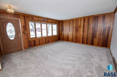 1108 E Beechnut St, Brandon, SD 57005 photo 2