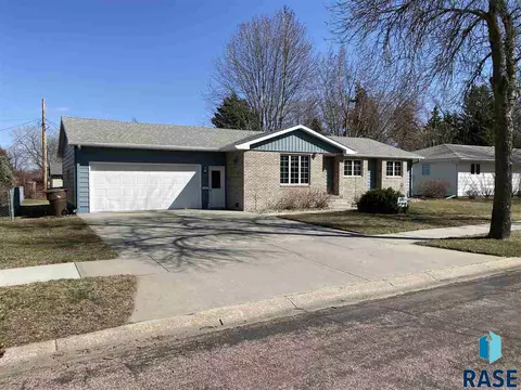 516 S Anderson St, Mitchell, SD 57301 photo 1