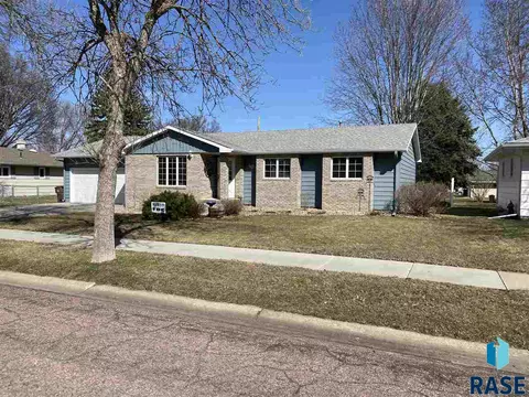516 S Anderson St, Mitchell, SD 57301 photo 2
