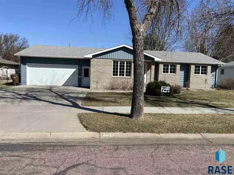 516 S Anderson St, Mitchell, SD 57301 photo 3