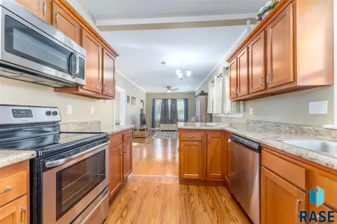 1324 E 22nd St, Sioux Falls, SD 57105 photo 4