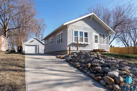 1324 E 22nd St, Sioux Falls, SD 57105 photo 2