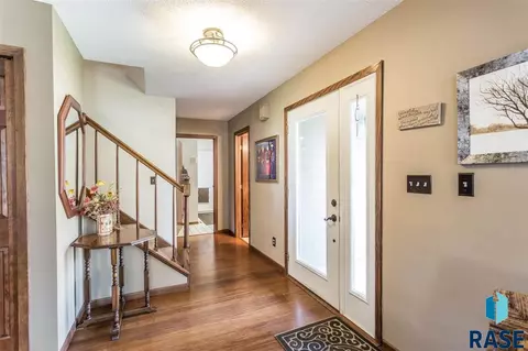 2105 Edgewood Rd, Sioux Falls, SD 57103 photo 4