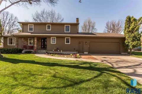 2105 Edgewood Rd, Sioux Falls, SD 57103 photo 2
