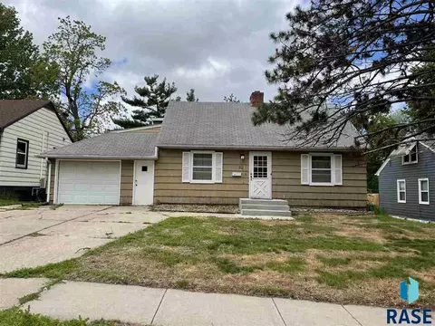 821 S Willow Ave, Sioux Falls, SD 57104 photo 1
