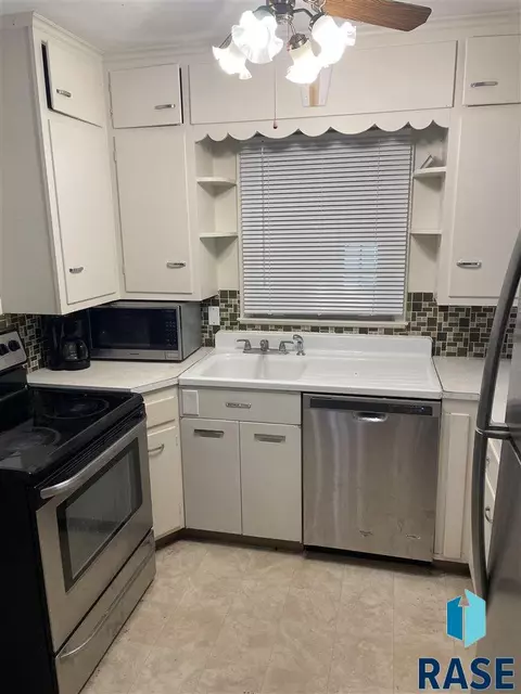 821 S Willow Ave, Sioux Falls, SD 57104 photo 4