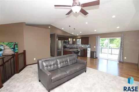 5705 S Culbert Ave, Sioux Falls, SD 57106 photo 2