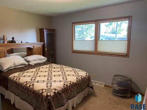910 12th Ave, Mitchell, SD 57301 photo 9