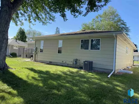910 12th Ave, Mitchell, SD 57301 photo 2