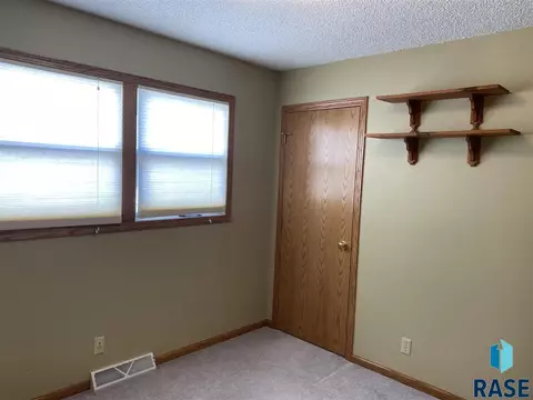 910 12th Ave, Mitchell, SD 57301 photo 11