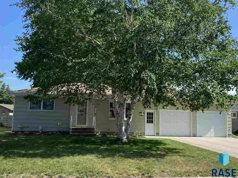 910 12th Ave, Mitchell, SD 57301 photo 1