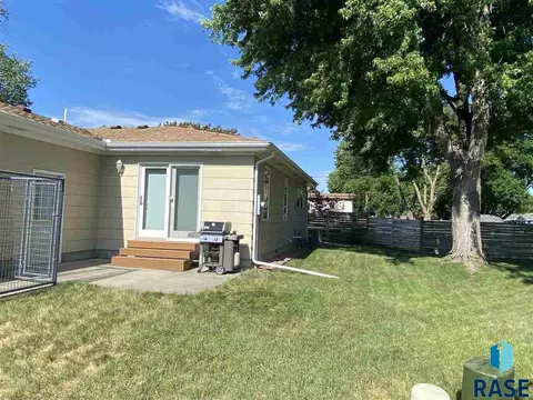 910 12th Ave, Mitchell, SD 57301 photo 3