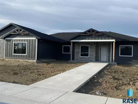2809 Cottonwood Cir, Mitchell, SD 57301 photo 1