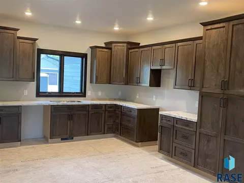 2809 Cottonwood Cir, Mitchell, SD 57301 photo 5