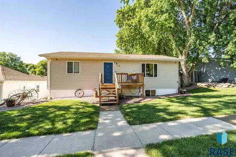 109 E 5th St, Dell Rapids, SD 57022 photo 2