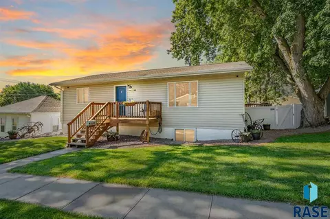 109 E 5th St, Dell Rapids, SD 57022 photo 1