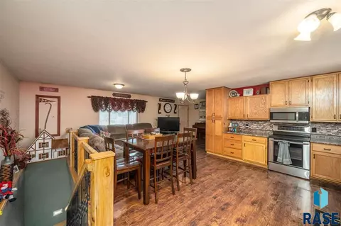 109 E 5th St, Dell Rapids, SD 57022 photo 5