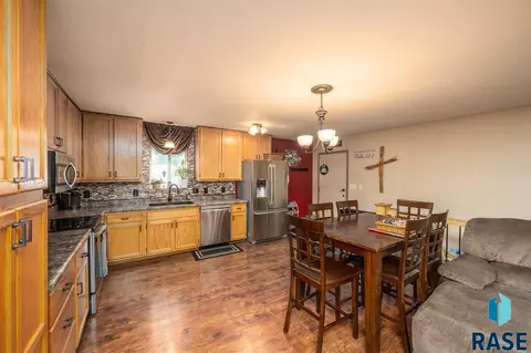 109 E 5th St, Dell Rapids, SD 57022 photo 4