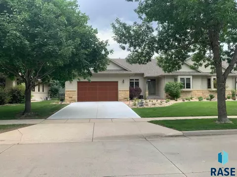 204 E Pinehurst Dr, Sioux Falls, SD 57108 photo 1