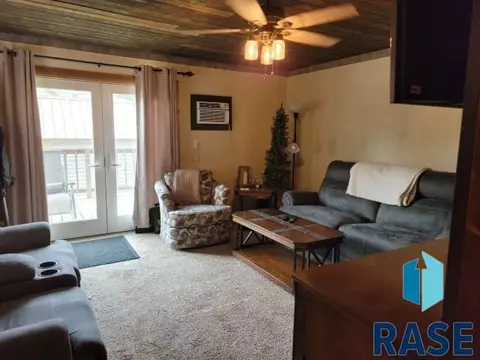 321 N Cherry St, Freeman, SD 57029 photo 3