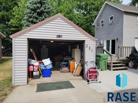321 N Cherry St, Freeman, SD 57029 photo 2