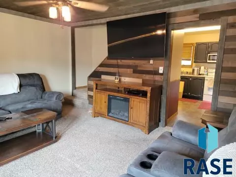 321 N Cherry St, Freeman, SD 57029 photo 4
