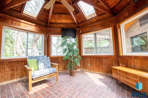 2441 Fairway Cir, Mitchell, SD 57301 photo 2