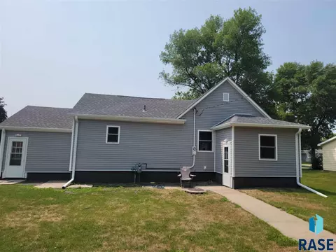 708 S Poplar St, Freeman, SD 57029 photo 4