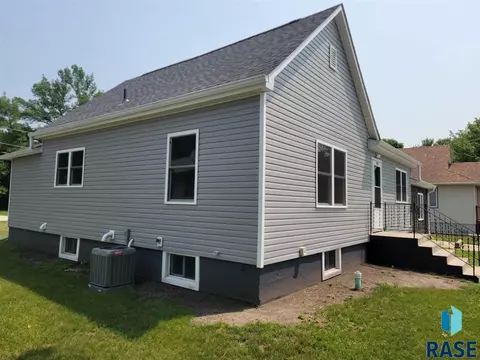 708 S Poplar St, Freeman, SD 57029 photo 3